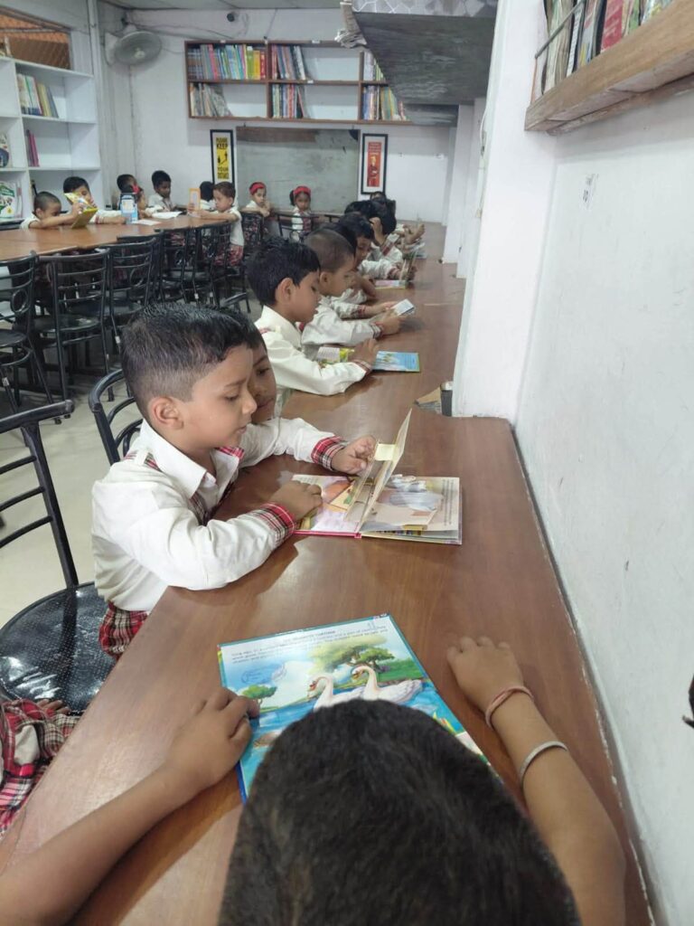 The UKG children visited the school library